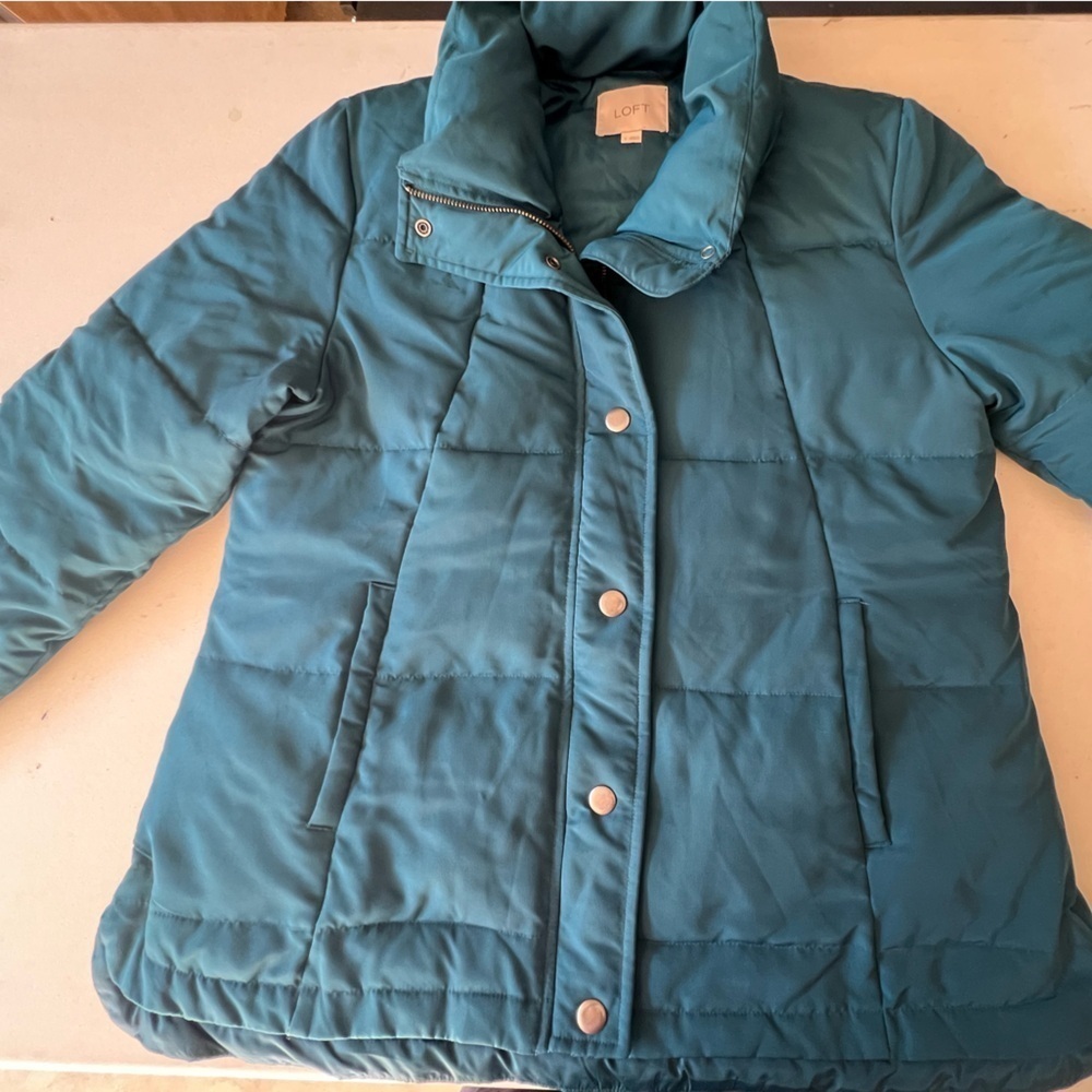 LOFT LADIES QUILTED PUFFER JACKET SIZE SMALL DARK TEAL COLOR. LIKE BRAND NEW.